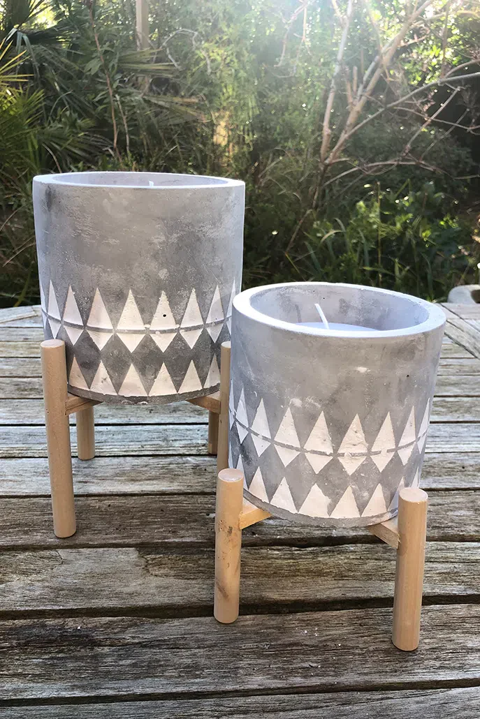 Large Embossed Diamond Concrete Candle With Stand - Image 3