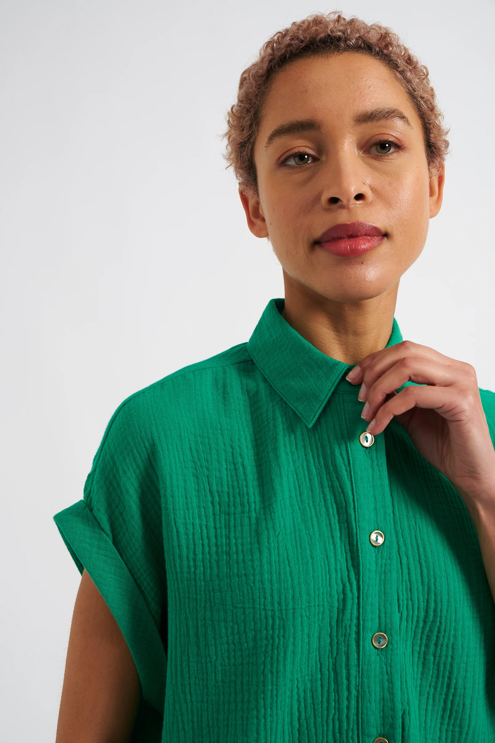 Abinaya Green Double Gauze Short Sleeved Shirt - Image 3