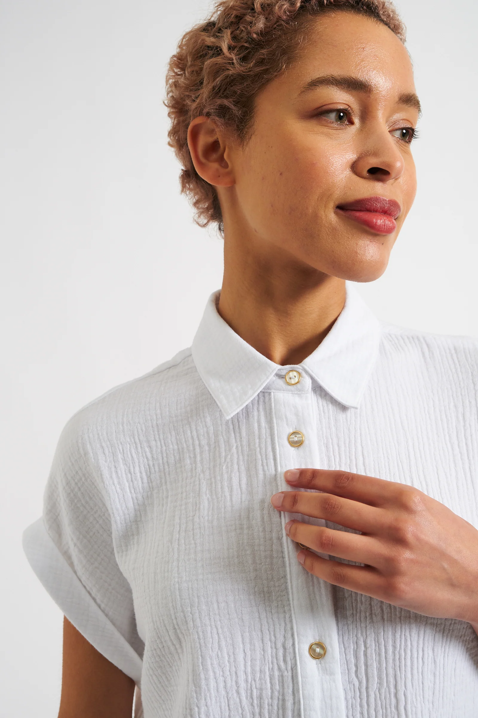 Abinaya White Double Gauze Short Sleeved Shirt - Image 3