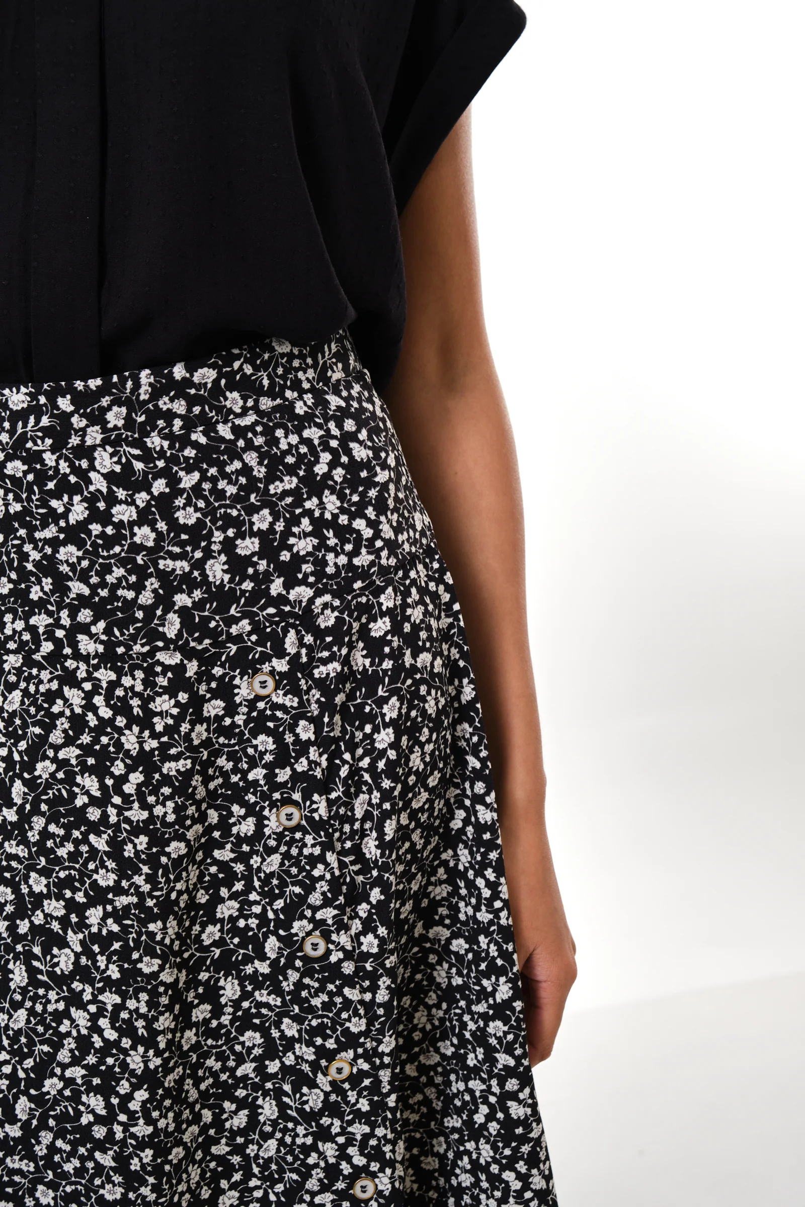 Barney Floral Print Midi Skirt Black - Image 4