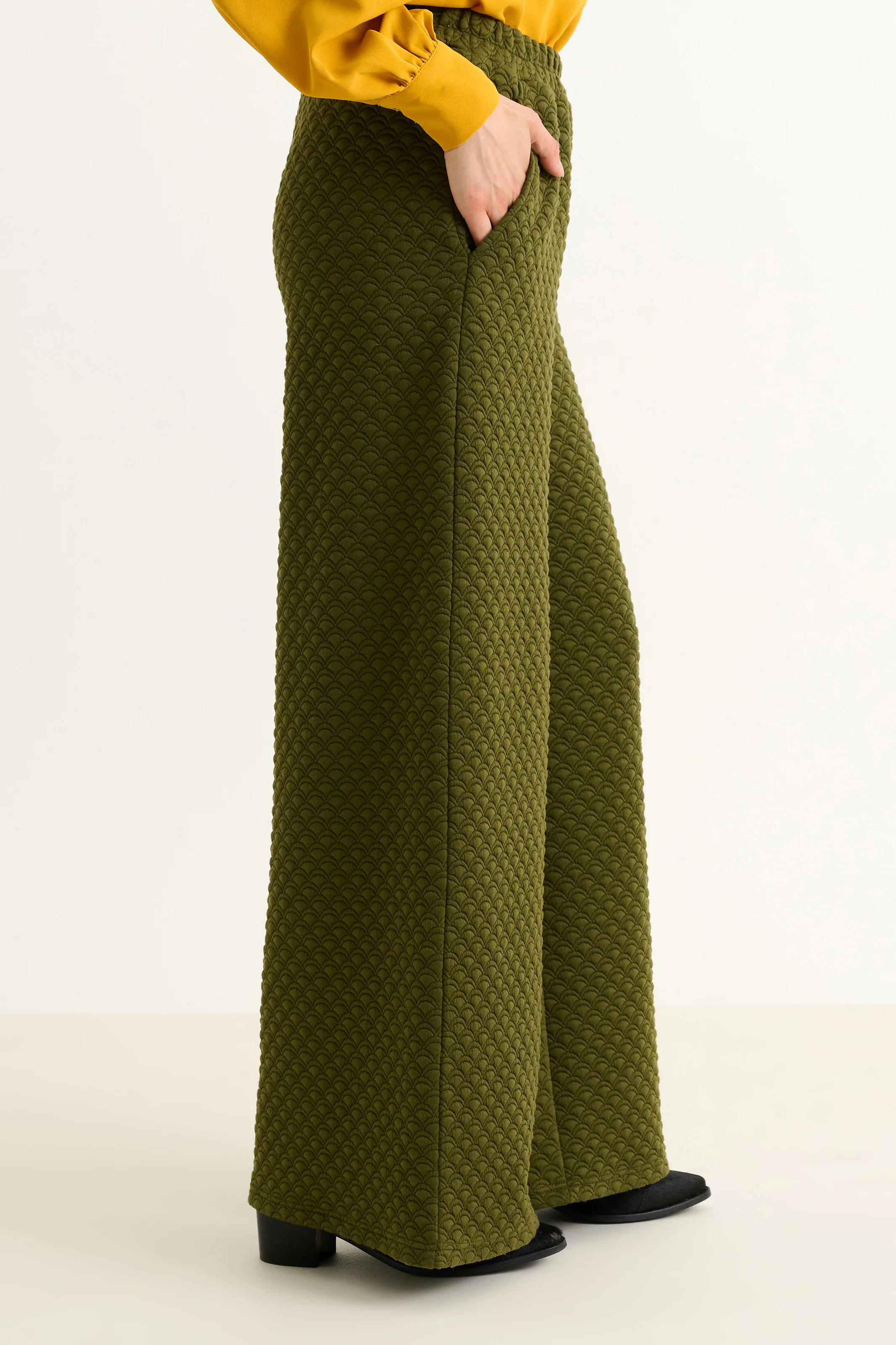 Flory Scallop Quilt Wide Leg Trouser - Moss Green - Image 2