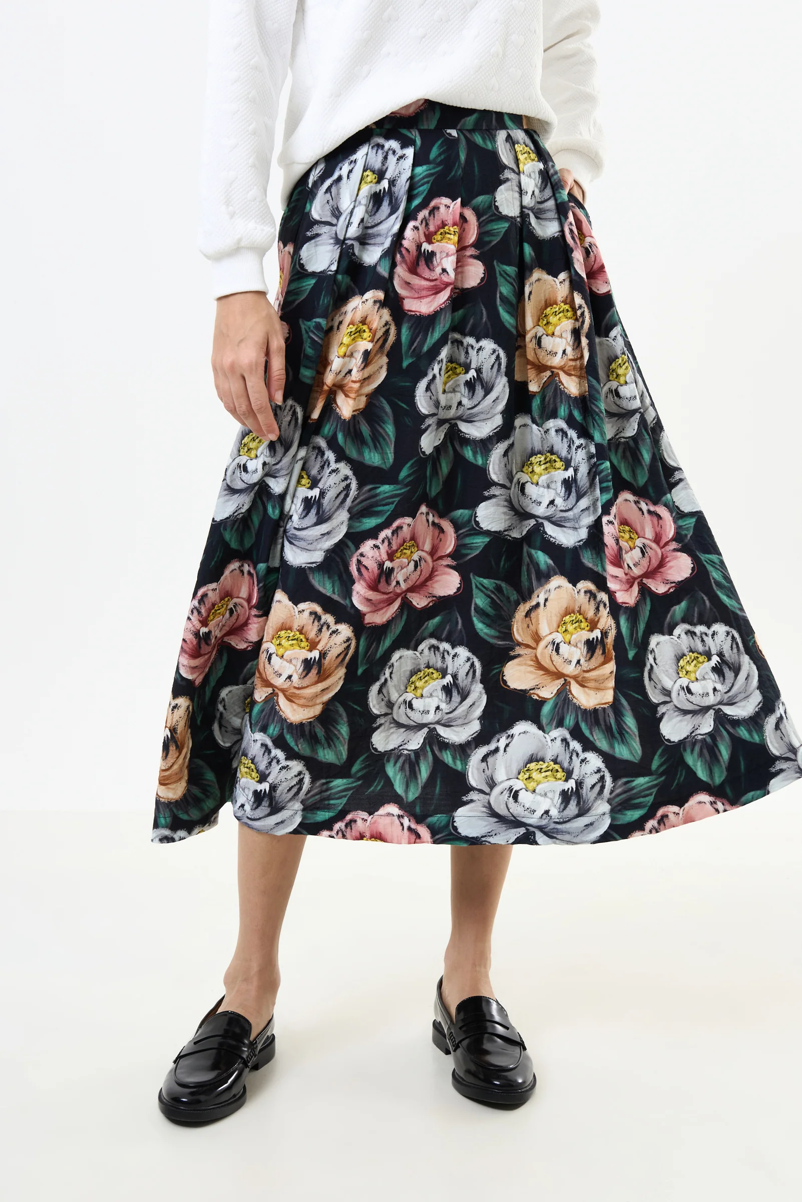 Lizea Peonies Print Pleated Midi Skirt - Black - Image 2