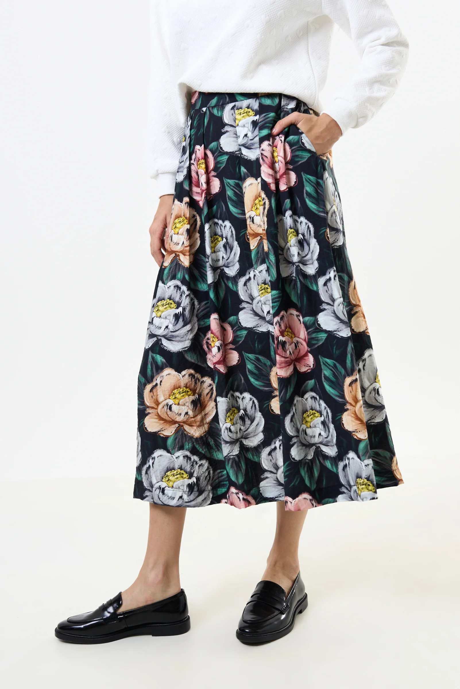 Lizea Peonies Print Pleated Midi Skirt - Black - Image 4