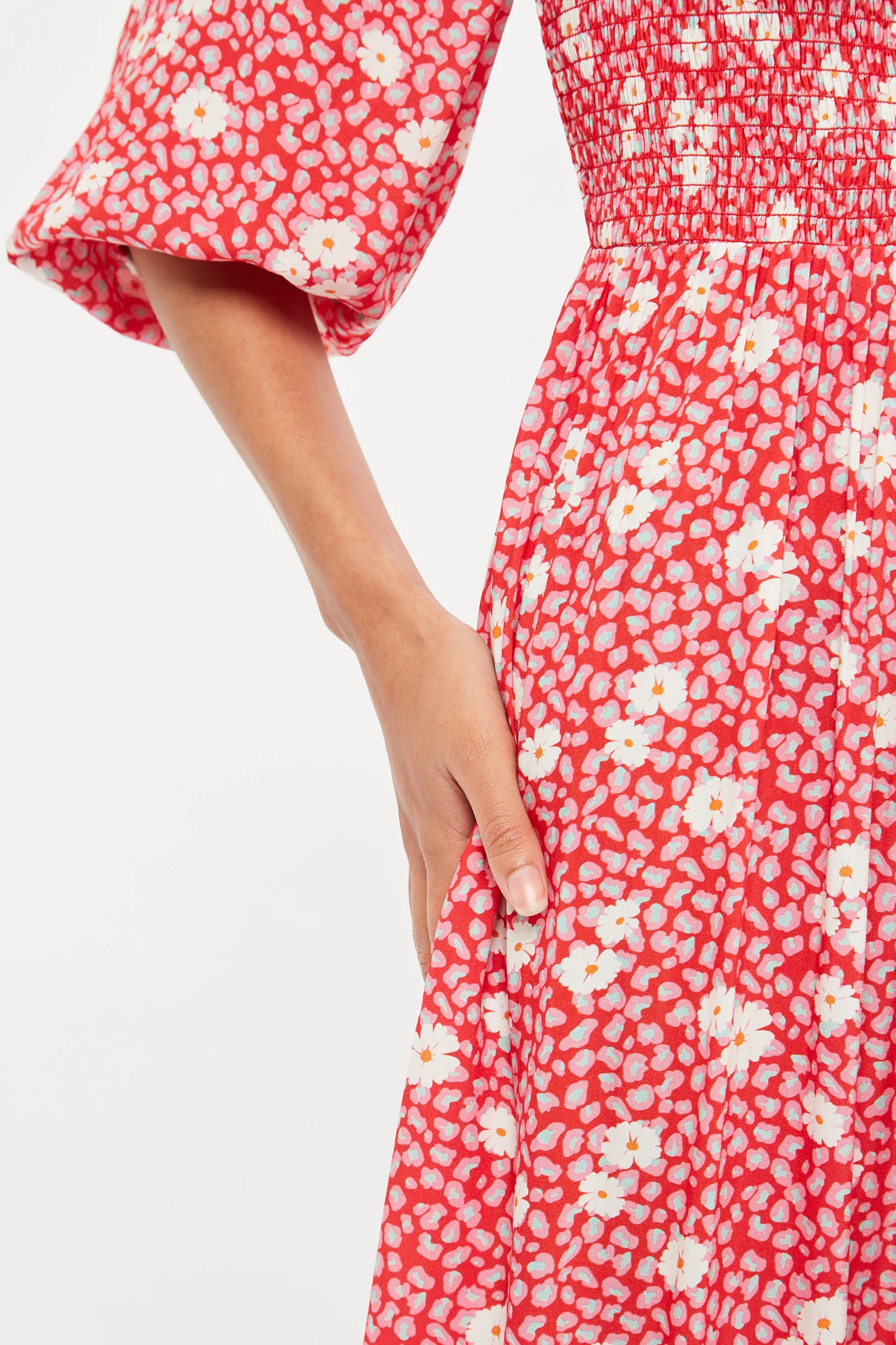 Louche Loe Roaring Daisy Print Shirred Bodice Midi Dress - Image 4