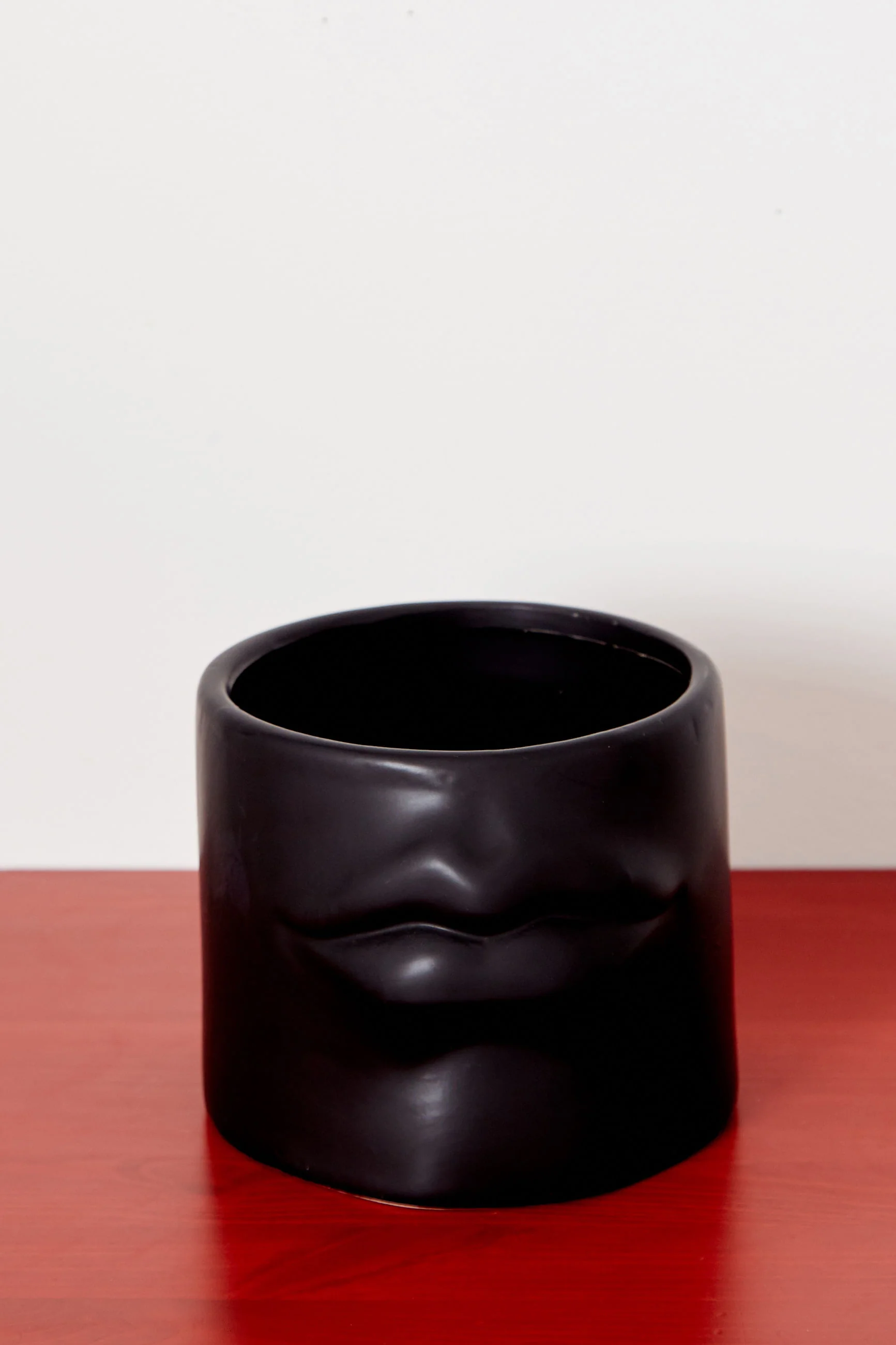 Relief Lips Planter Black - Image 3