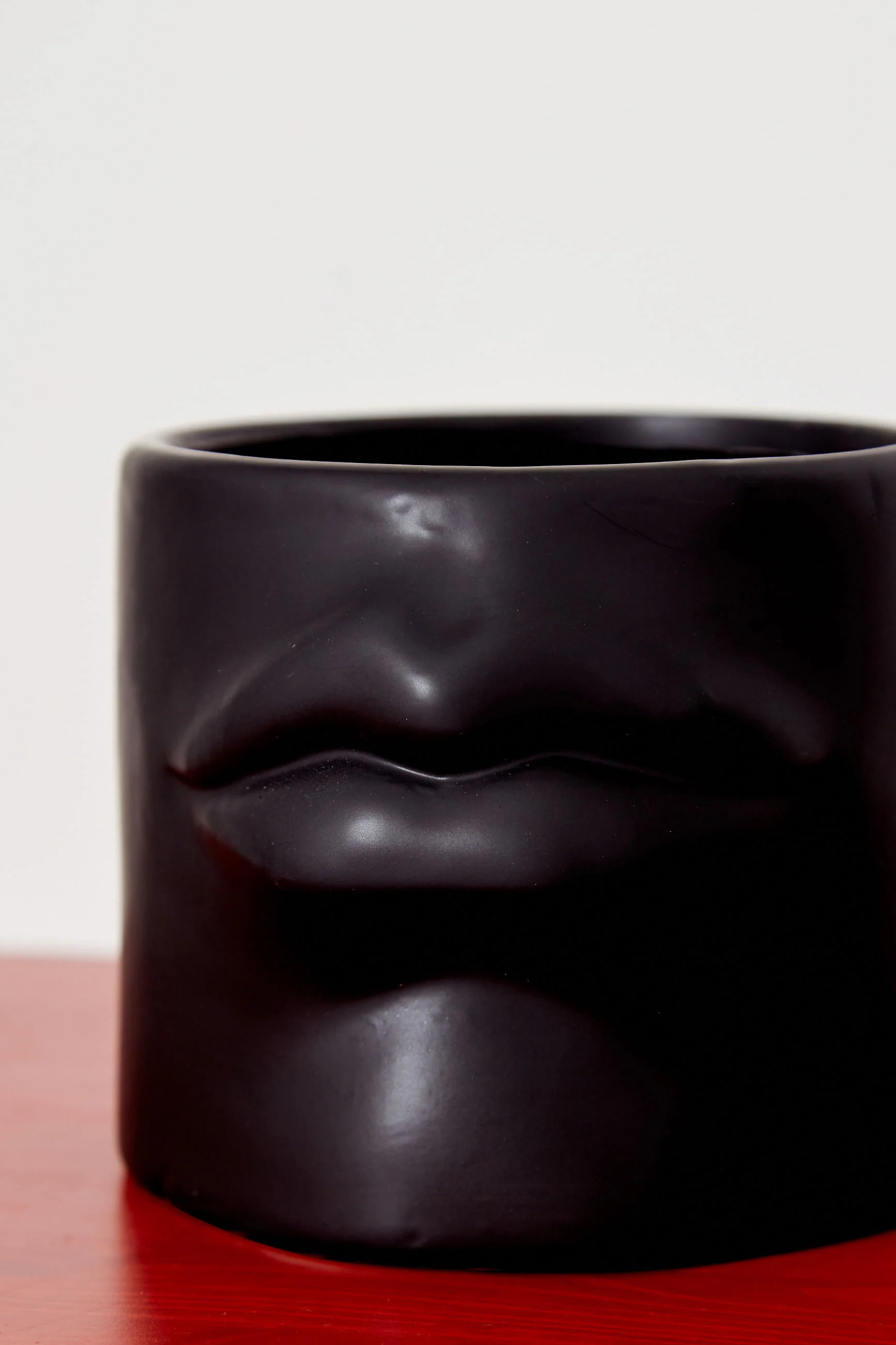 Relief Lips Planter Black - Image 4