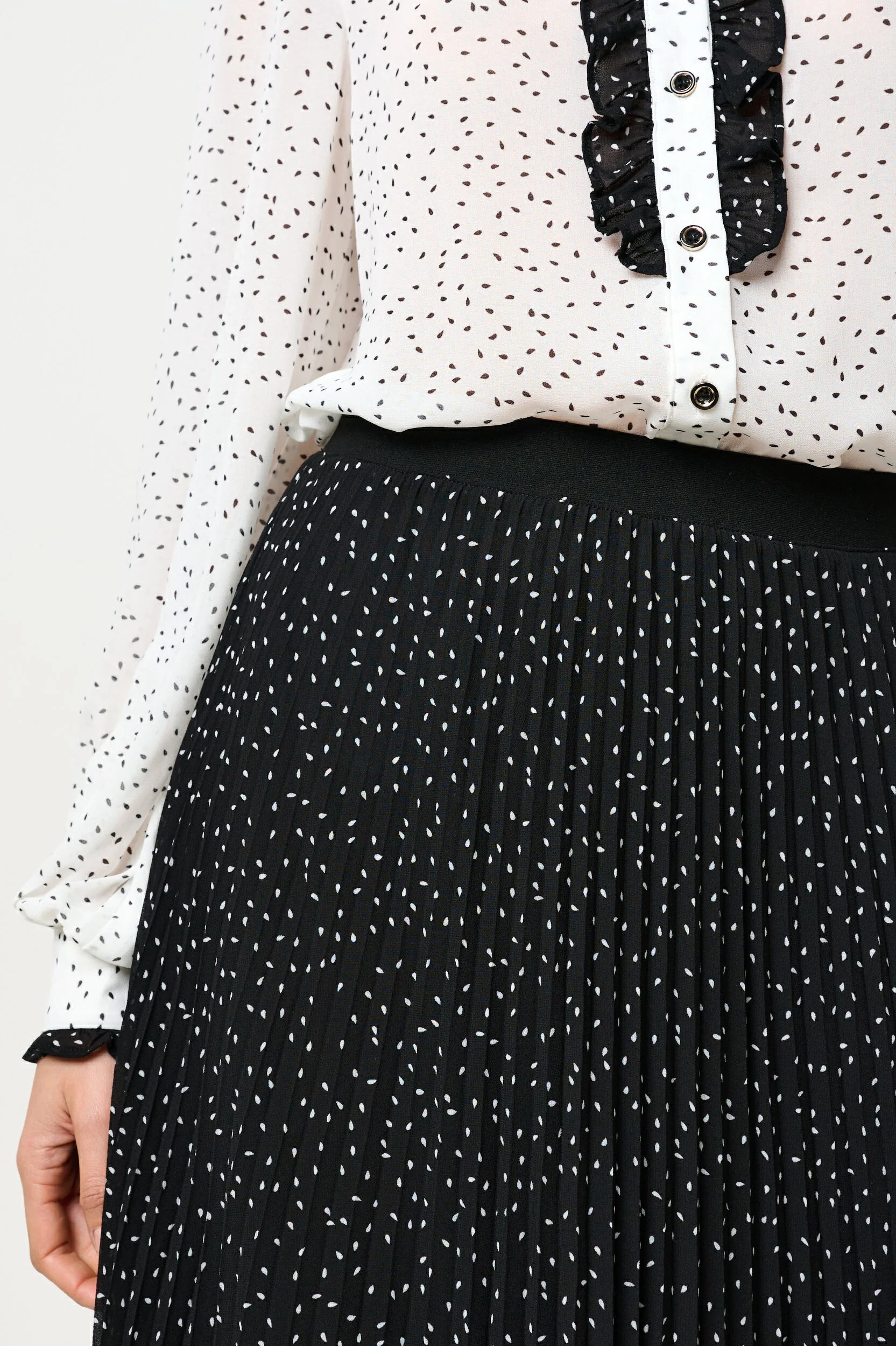 Riley Raindrop Pleated Midi Skirt - Black - Image 4