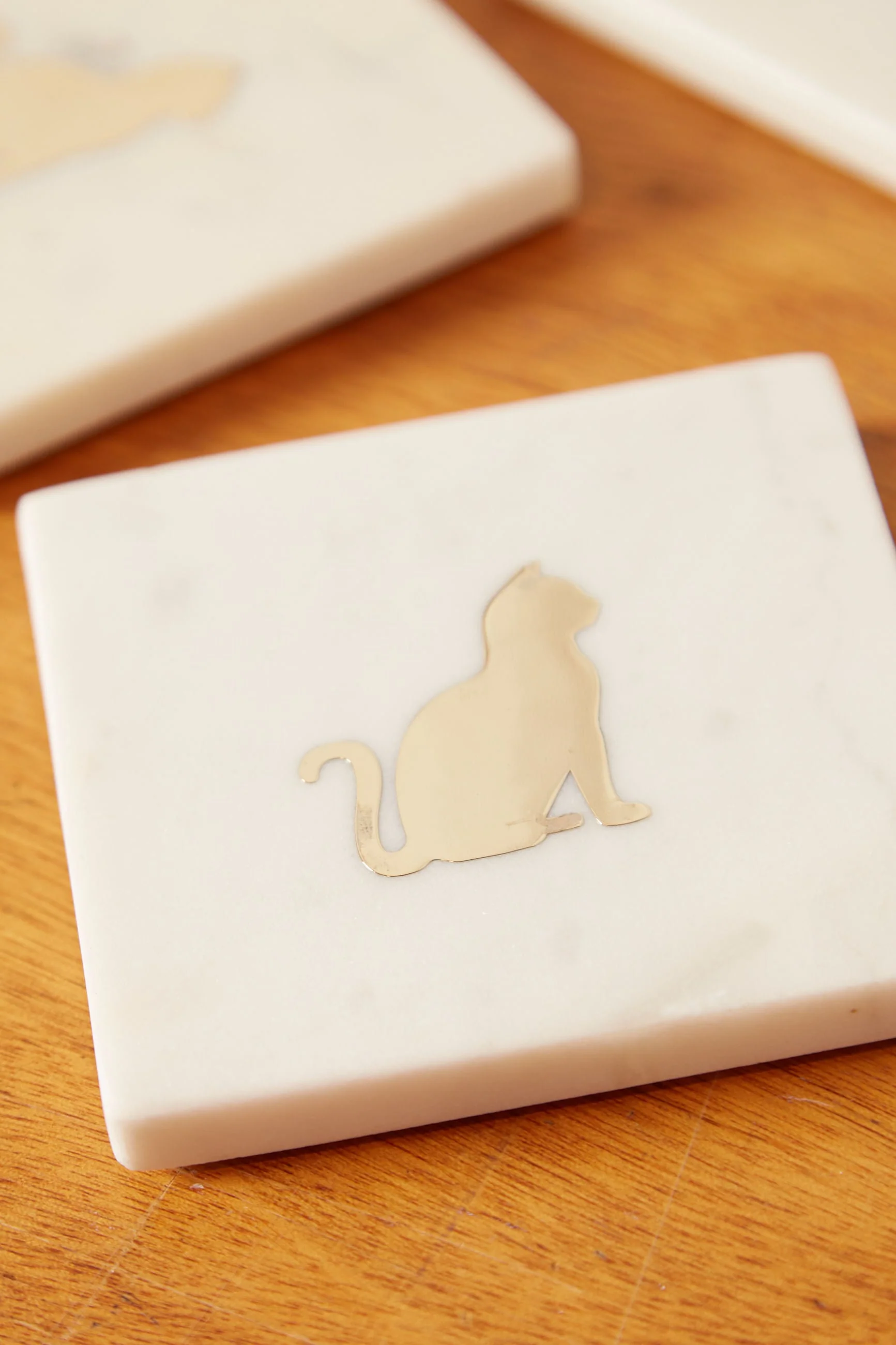Set Of 4 Marble Coasters With Metallic Cat Design Ecru - Image 3