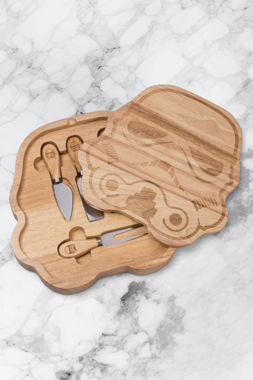 Storm Trooper Cheeseboard and Knives - Image 3